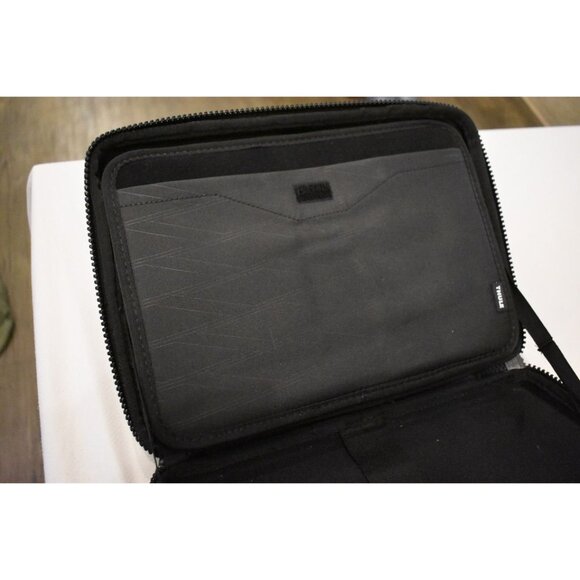 Thulke Gauntlet MacBook Pro Attache Case Black - Picture 4 of 10